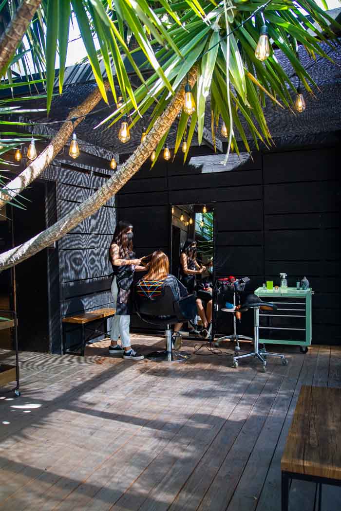 La tranquilidad de cortarse el pelo en la terraza de Revolver Salon 2