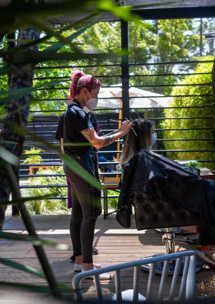 La tranquilidad de cortarse el pelo en la terraza de Revolver Salon 3