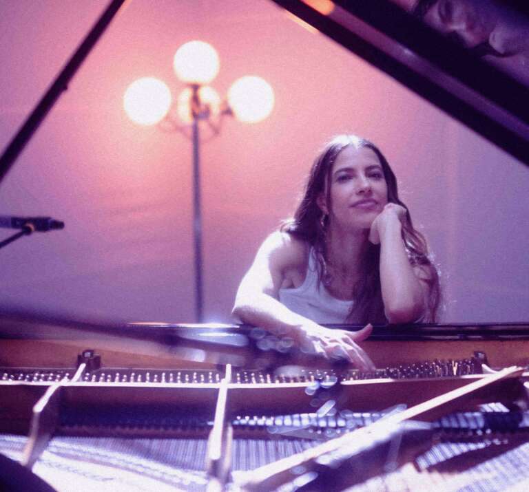 Debi Nova piano