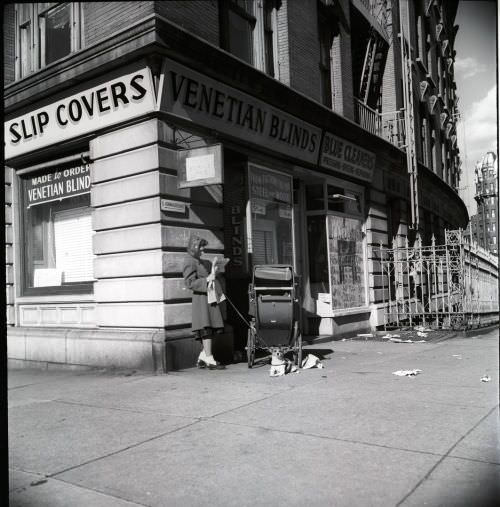 Lola Falcón. Mujer leyendo el periódico; Nueva York, 1948